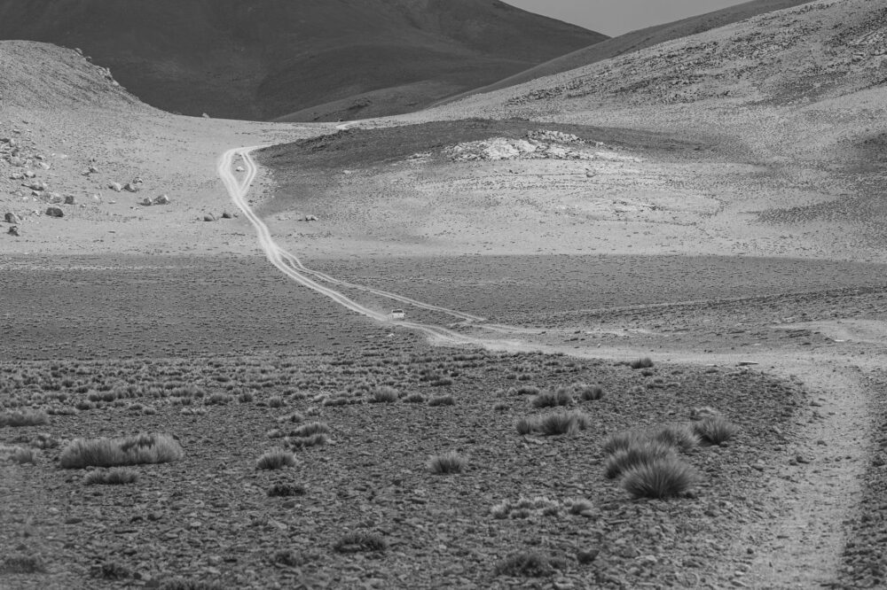 El laberinto de las vertientes de pizarra: cómo los teleféricos de tracción solar y los senderos de piedra en seco transforman el transporte en la comarca de Las Hurdes
