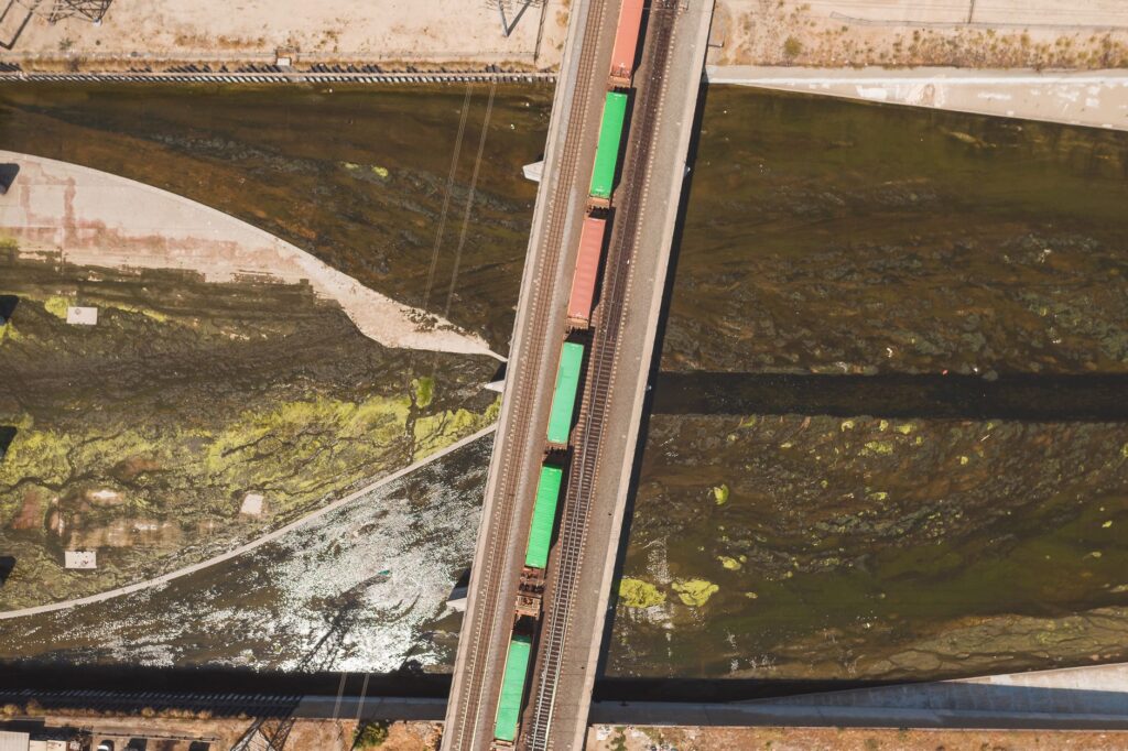 El laberinto de la trocha centenaria: ingeniería ferroviaria y la conectividad fluvial en el corazón de Senegal