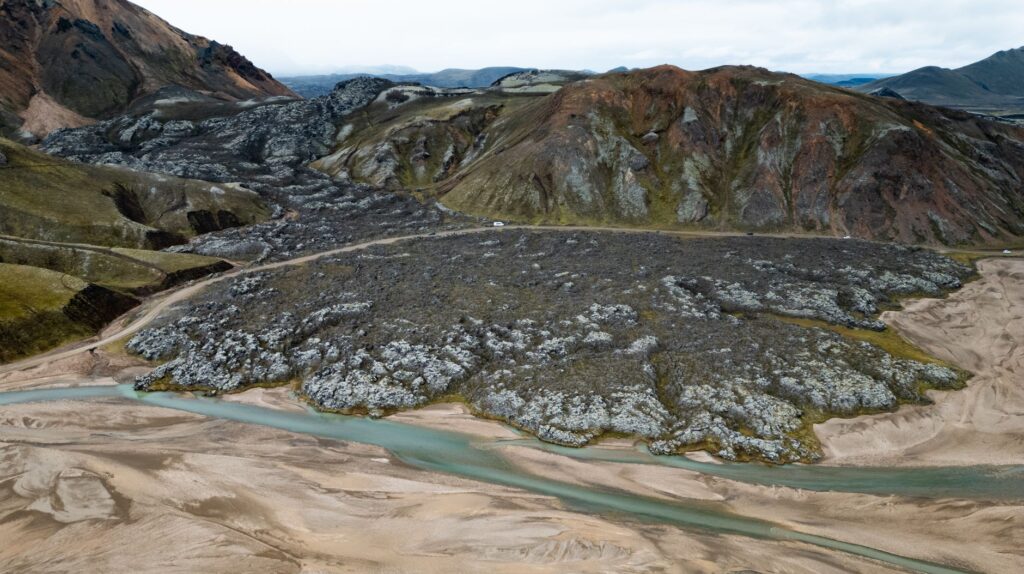 La Travesía del Sendero Laugavegur: Guía de Expedición y Senderismo Volcánico por las Tierras Altas de Islandia