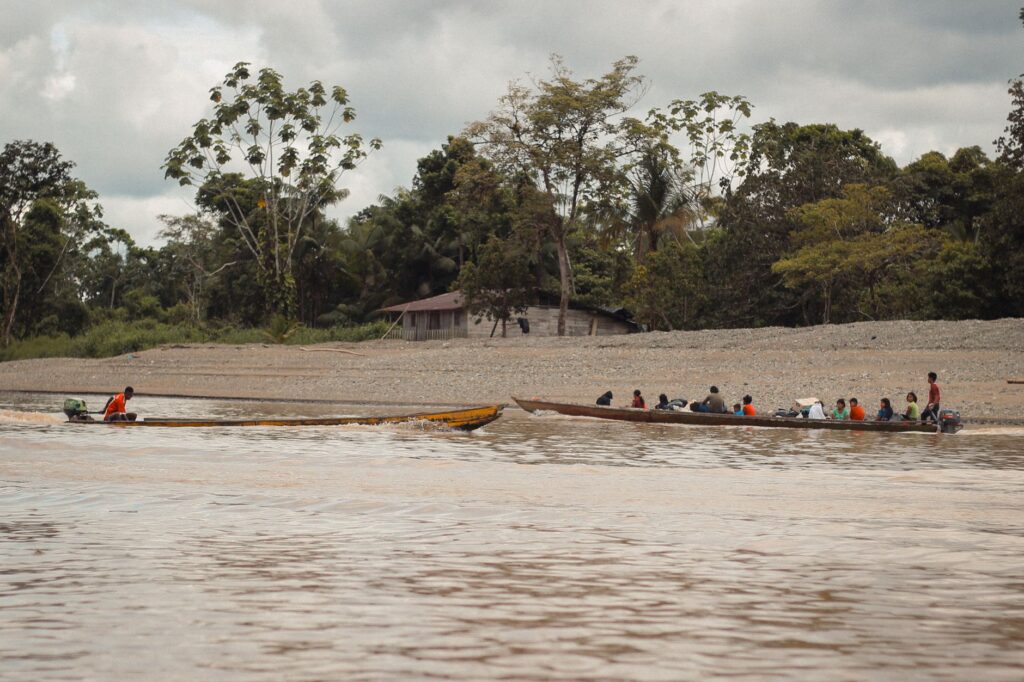 La Travesía del Archipiélago de las Guainas en Canoa Tradicional: Guía de Expedición y Navegación Fluvial por las Aguas Negras del Orinoco y el Casiquiare