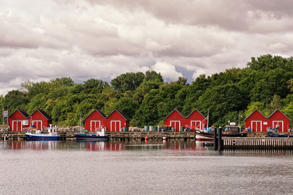 El silencio milenario del Archipiélago de Åland: arquitectura de madera roja y navegación entre escollos en el Báltico