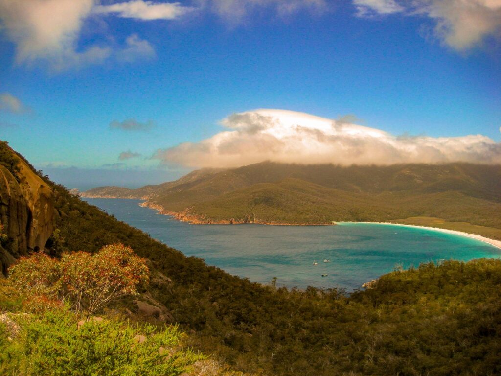 El archipiélago invisible: Navegación tradicional y fondeaderos aislados en la costa de lascas de Tasmania