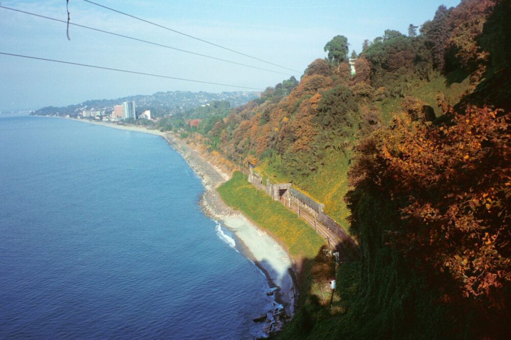 El Ferrocarril de Batumi: Ingeniería subtropical, logística del Mar Negro y la conectividad ferroviaria histórica en el Cáucaso