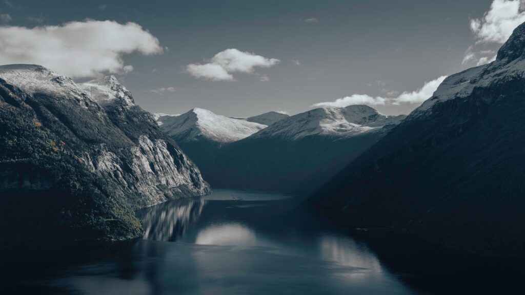 Travesía por el Canal de los Fjordos de Noruega: Guía de Navegación Costera y Exploración Marítima