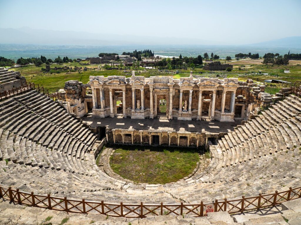 El silencio milenario de los manantiales de Pamukkale: hidroterapia travertina y arquitectura de terrazas en el valle del Menderes