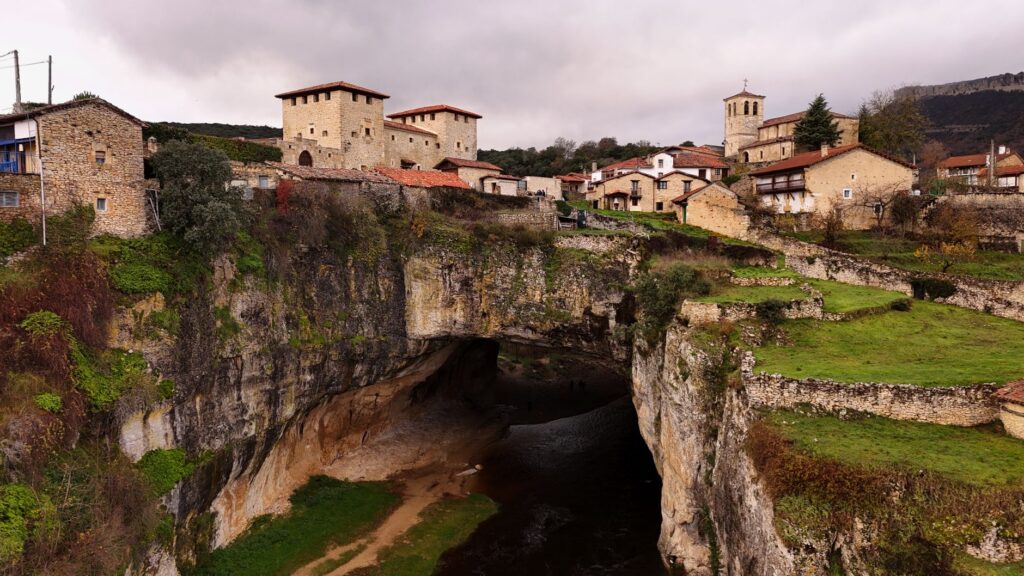 El latido mineral del tren de la cuenca del Ebro: ingeniería fluvial y desfiladeros de alabastro en la frontera ibérica