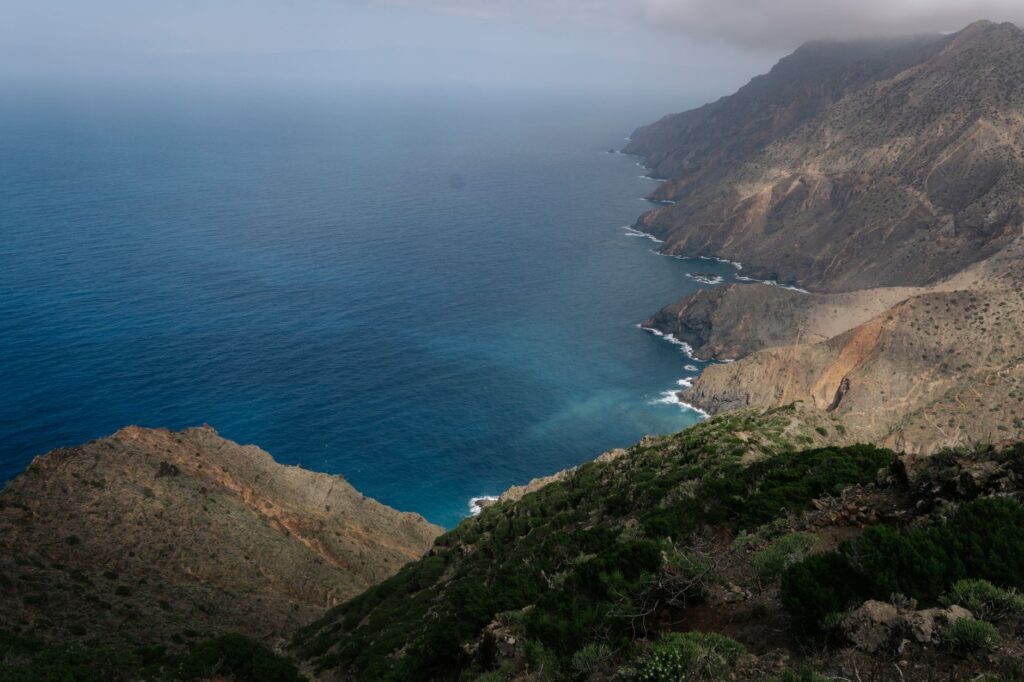 El silencio milenario de los bosques de niebla de la isla de El Hierro: hidroterapia volcánica y aislamiento atlántico en el meridiano cero