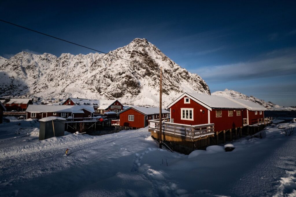 El laberinto intermodal del archipiélago de Lofoten: transbordadores de fiordo, carreteras sobre pilotes y la frágil conectividad de un confín ártico