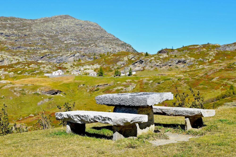 El silencio milenario de los manantiales de Vals: hidroterapia alpina y arquitectura de piedra en los valles de los Grisones
