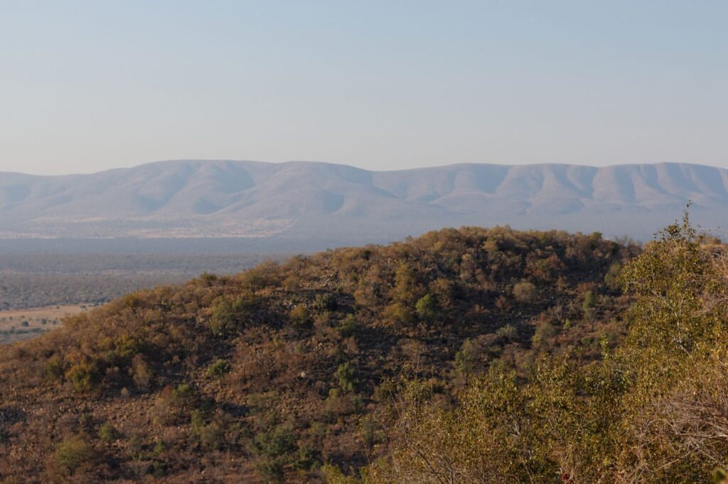 El latido de acero del Gran Uhuru: ingeniería, soberanía y la odisea logística del ferrocarril TAZARA