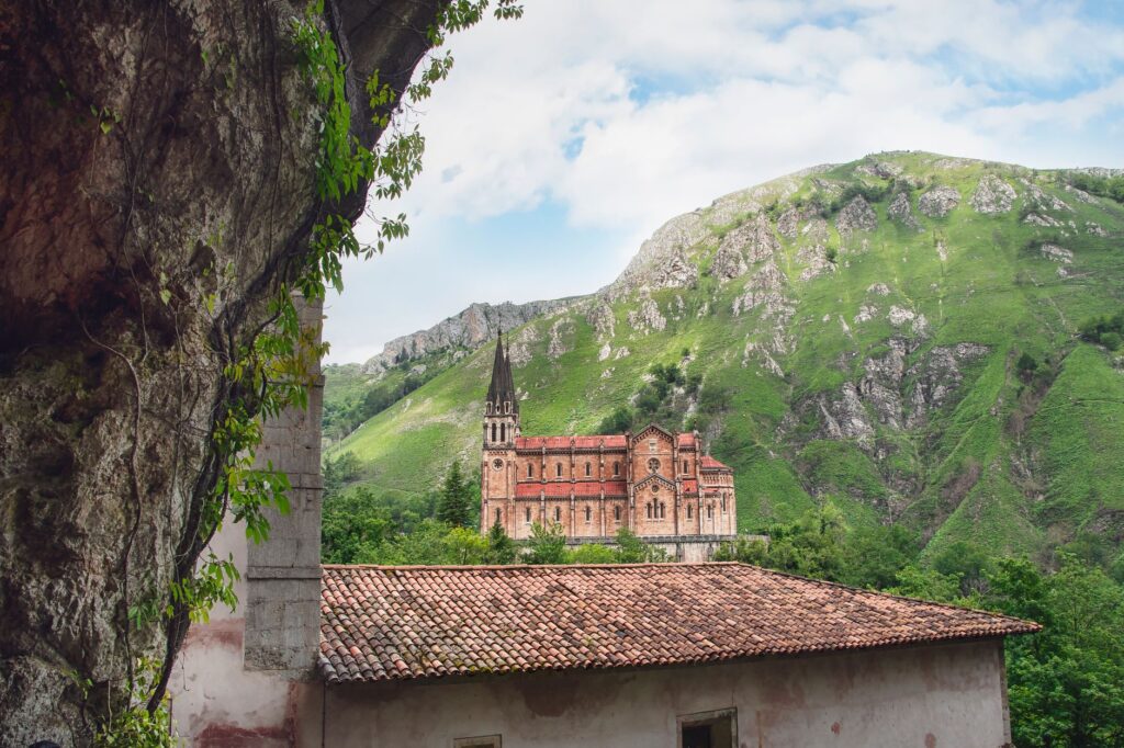 El Refugio de la Cabra Montes en los Picos de Europa: Geología Kárstica, Dinámicas de Población y Conservación en el Norte de España
