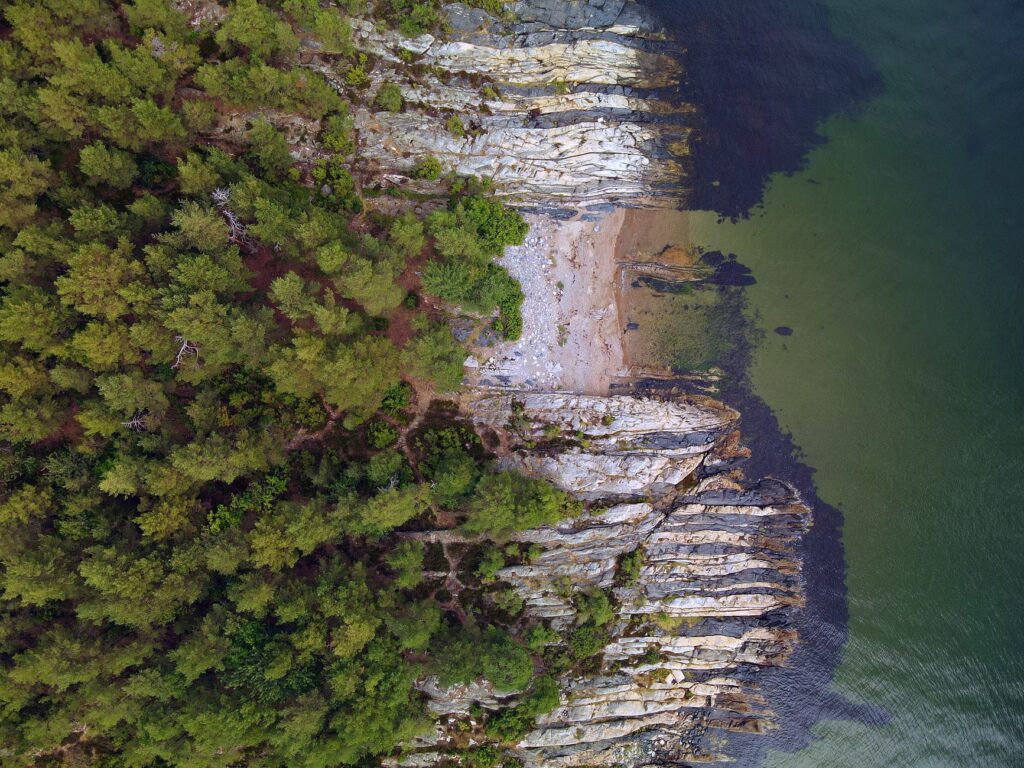 Explorando la costa más salvaje del lago Superior: un viaje por carreteras de fronteras, acantilados y bosques boreales