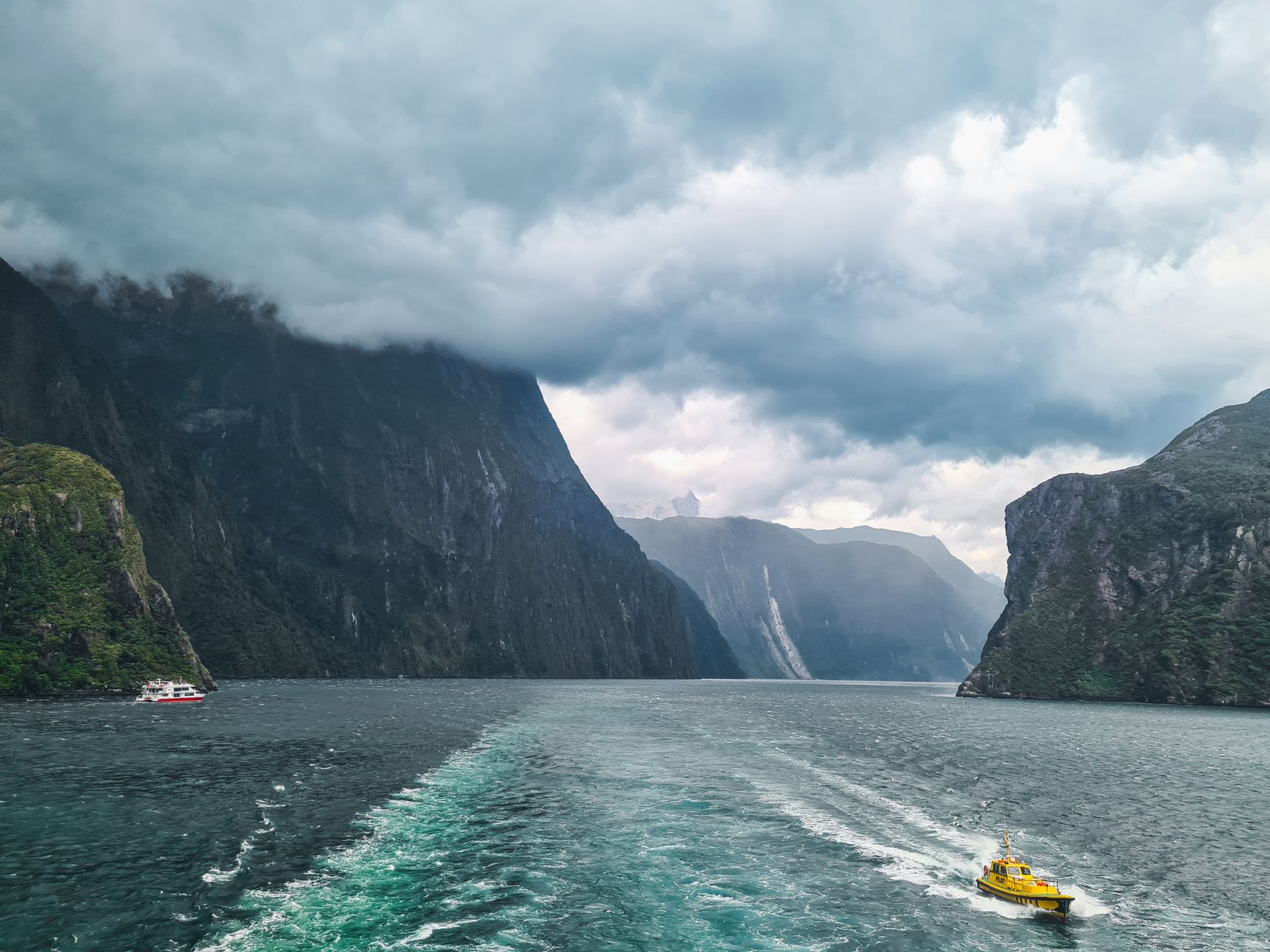 El latido intermodal de la ruta de los fiordos de Fiordland: Navegación de altura, hidroaviones y logística extrema en el confín de Nueva Zelanda