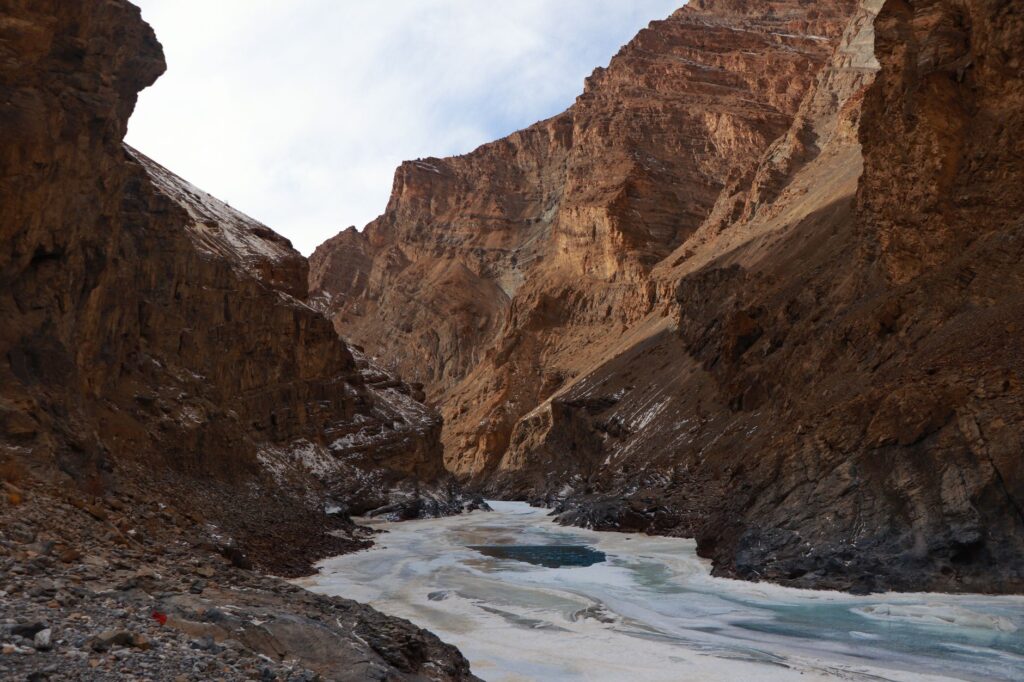 El Refugio del Leopardo de las Nieves en Ladakh: Biología, Climatología de Alta Montaña y Conservación en el Himalaya Indio