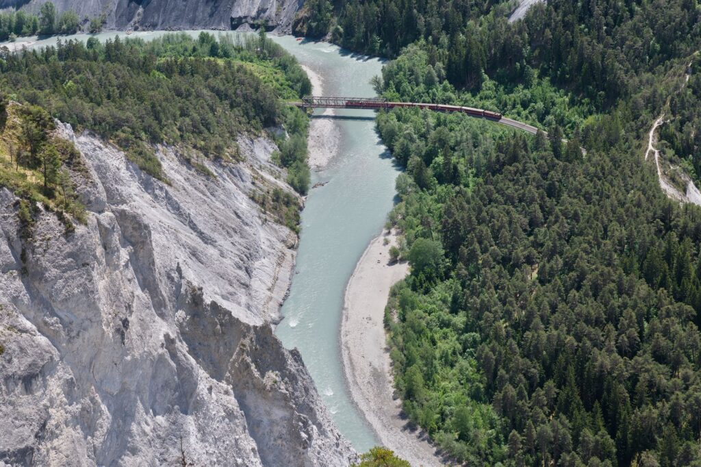 El Ferrocarril de la Selva Central: Ingeniería de Valles Abruptos, Logística Cafetera y la Conectividad Ferroviaria en el Perú Profundo