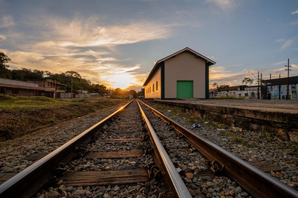 El Ferrocarril de la Cuenca Lechera: Ingeniería de llanuras, logística agroindustrial y la conectividad ferroviaria histórica hacia el corazón de Uruguay