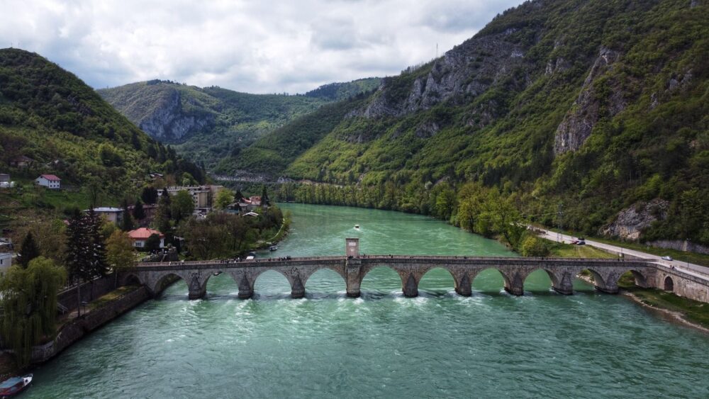 El laberinto verde de los Balcanes: cómo el ecoturismo ferroviario rescata la línea histórica de Mostar a Sarajevo