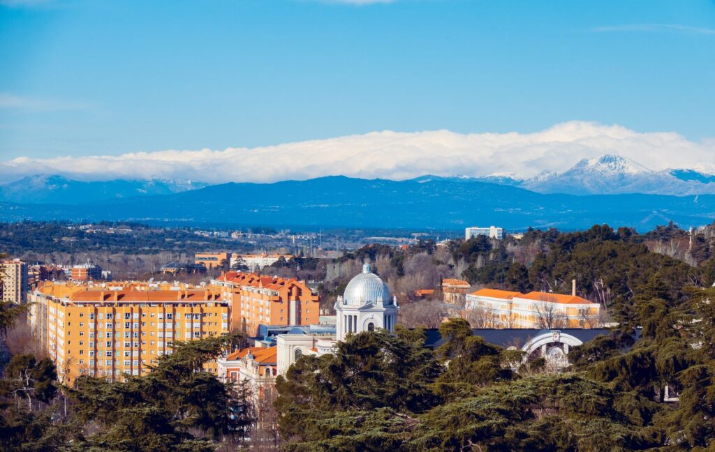 El Renacimiento de la Vidriería de Cristal Soplado: Fuego, Silicio y Memoria en los Hornos de La Granja de San Ildefonso