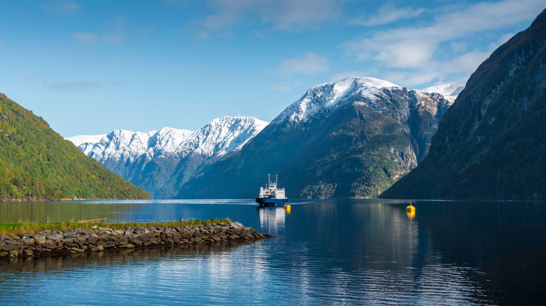 El Expreso de los Fiordos: Ingeniería costera, logística insular y la conectividad ferroviaria en el norte de Noruega