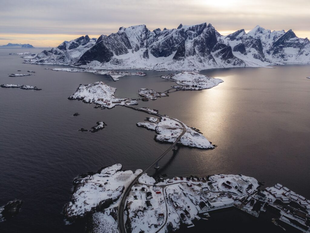 El latido ártico de las Islas Lofoten: Ingeniería de puentes, pasos de mar y la conectividad insular noruega