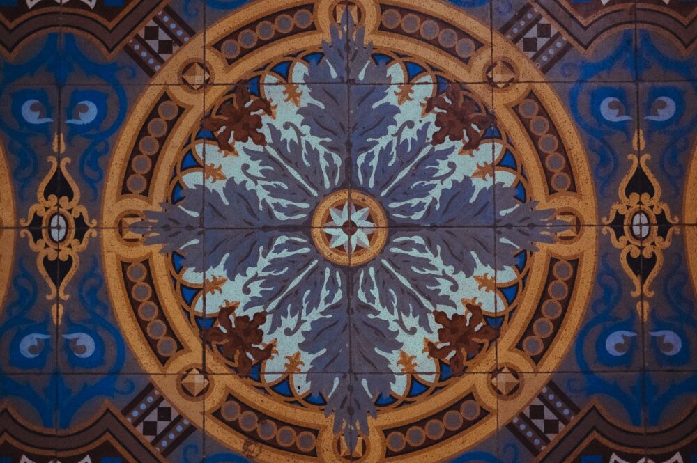 El latido del mosaico hidráulico: molde, pigmento y memoria en los obradores de Barcelona