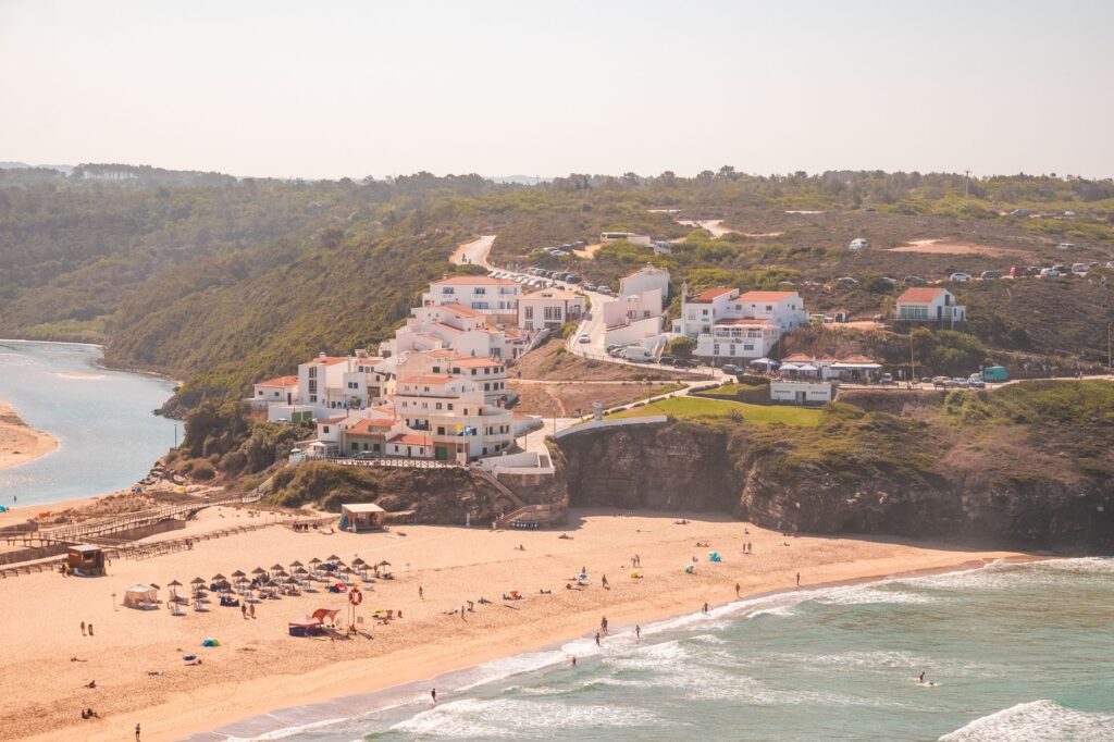 La Travesía del Sentero de la Costa Vicentina: Guía de Expedición y Senderismo por los Acantilados Atlánticos de Portugal