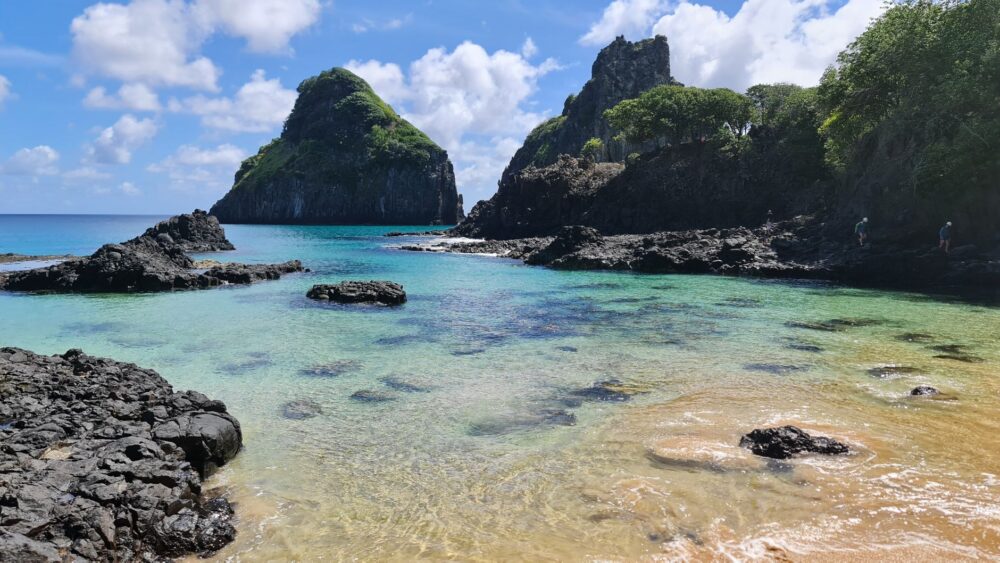 Expedición al Archipiélago de Fernando de Noronha: Guía de Navegación Oceánica y Conservación Marina en el Atlántico Tropical