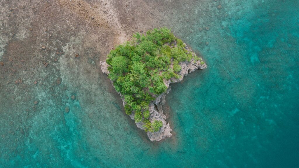 El laberinto intermodal de las islas de la Lealtad: Canales de coral, cabotaje de atolón y la frágil conectividad de Lifou y Maré