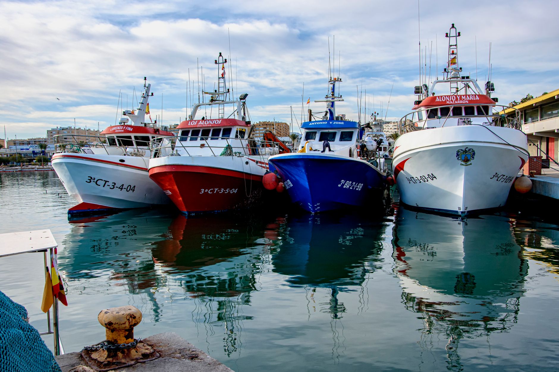 El secreto del coral y el caldo corto: la liturgia de la caldereta marinera y los puertos de la Costa Brava