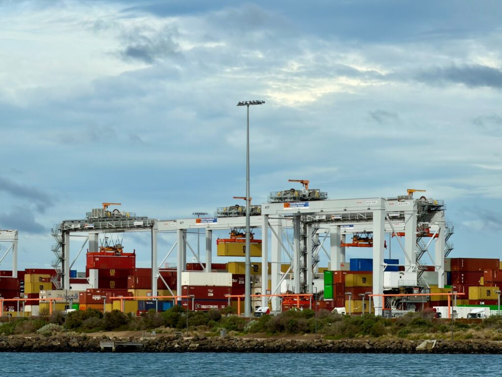 El latido del Transmediterráneo: Conectividad portuaria y la odisea logística del Estrecho de Gibraltar