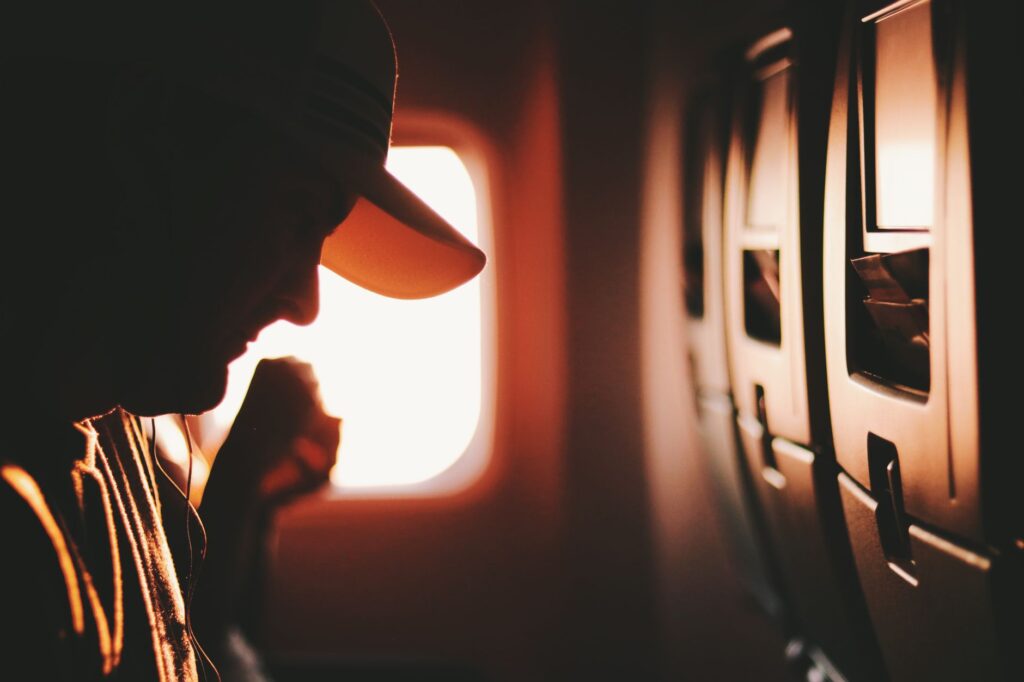 El fin del tormento aéreo: cómo los pantalones híbridos de mezclilla redefinen la comodidad en cabina