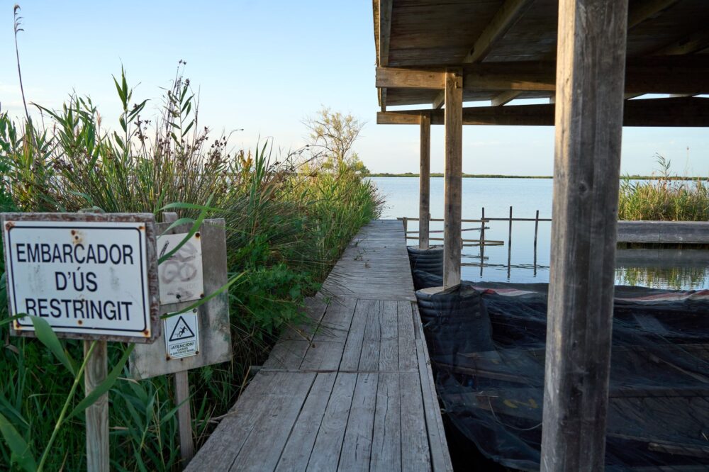 El laberinto silencioso del paso de los Alfaques: Cabotaje, calados y la memoria anfibia del delta del Ebro