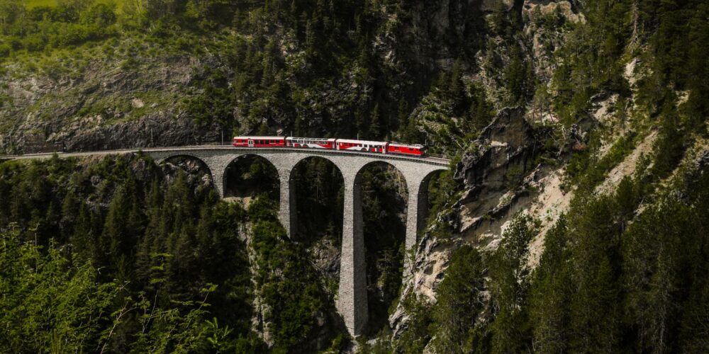 La Red Alpina: Conectividad, Trenes Escénicos y Logística en los Alpes Suizos