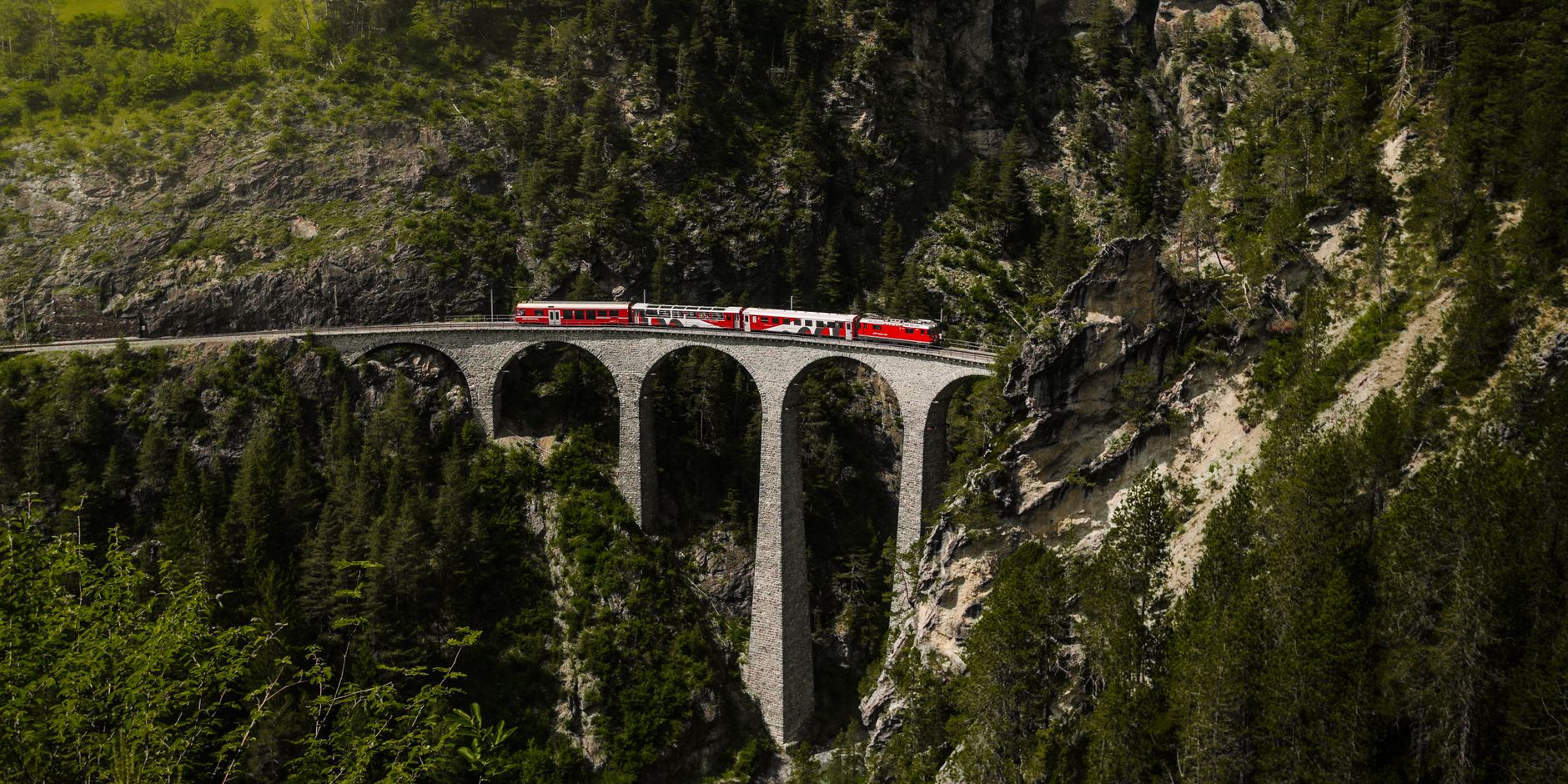 La Red Alpina: Conectividad, Trenes Escénicos y Logística en los Alpes Suizos