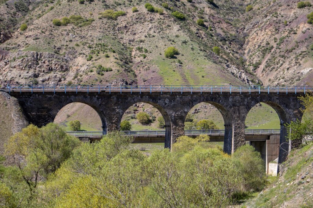 El laberinto de piedra y niebla: La odisea del tren cremallera de Montserrat