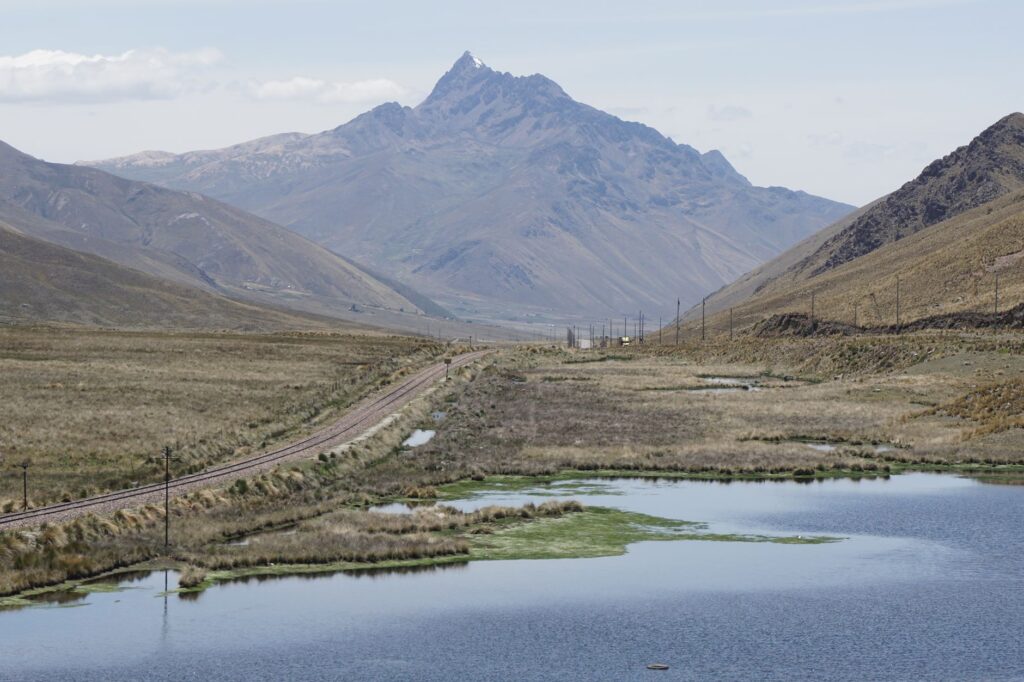 El Ferrocarril Trans-Andino y el paso del Cristo Redentor: Ingeniería de alta montaña, logística transfronteriza y la conectividad ferroviaria histórica entre Los Andes y Mendoza
