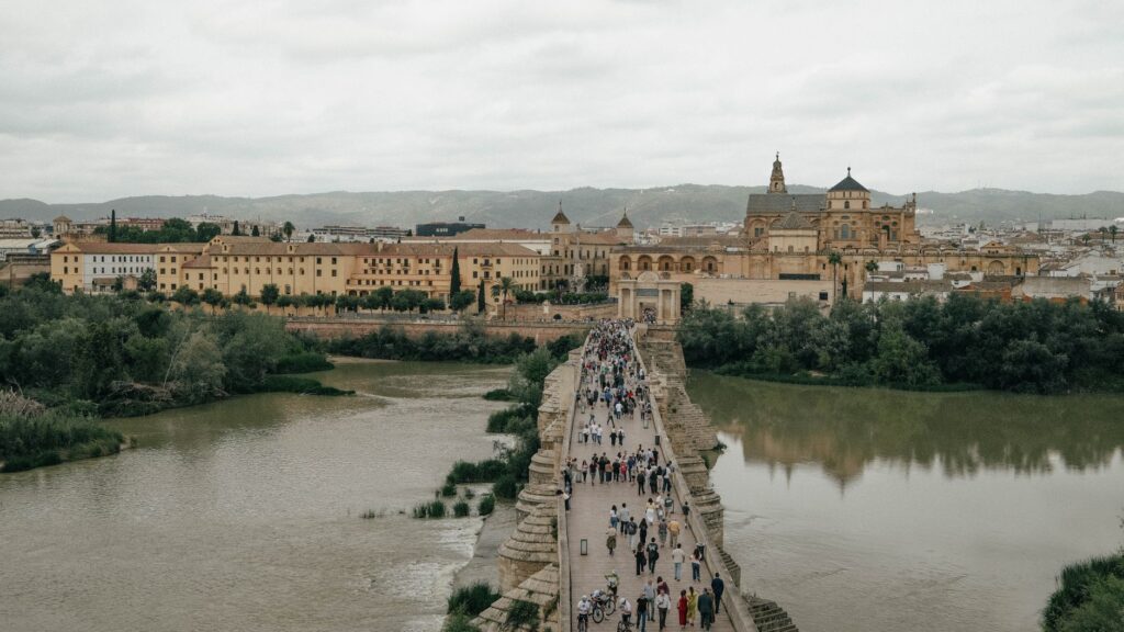 El silencio milenario de los baños de vapor de Ourense: hidroterapia fluvial y arquitectura termal en las riberas del Miño