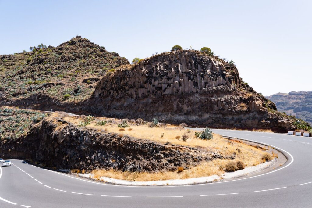 El laberinto de las vertientes basálticas: cómo la movilidad eléctrica rural y los caminos de herradura transforman el transporte en la isla de La Gomera