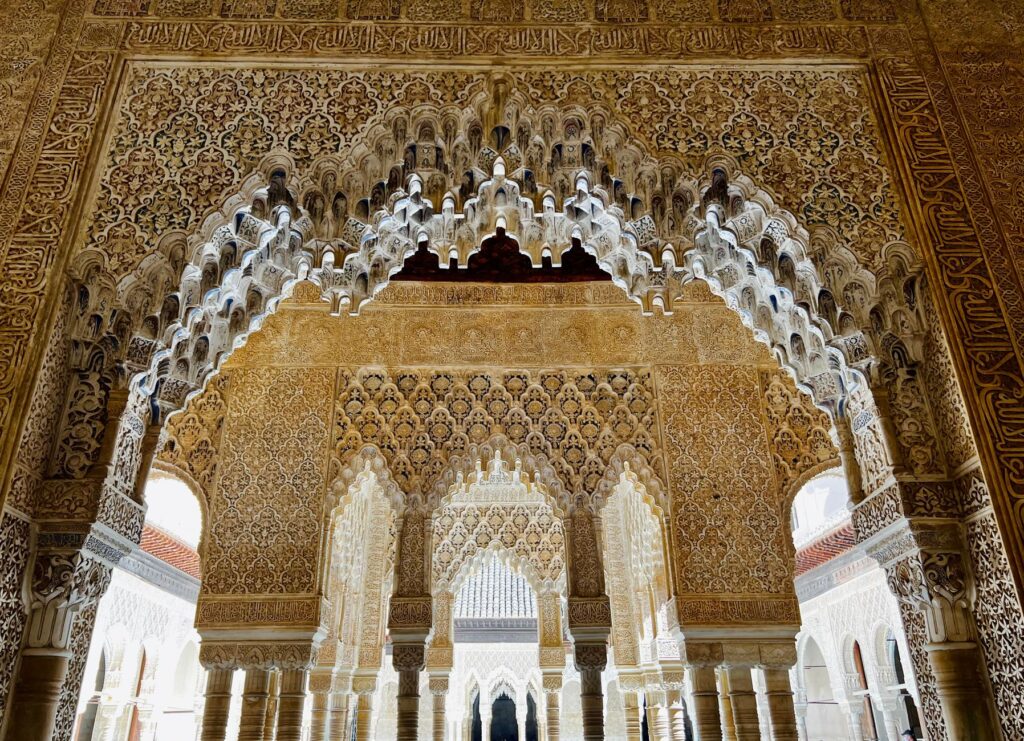 El latido de la madera noble: marquetería, gubia y memoria en los obradores de Granada