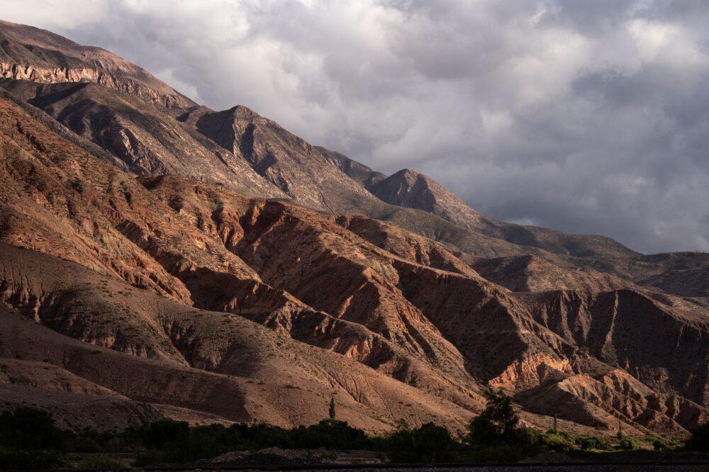The Mineral Pulse of the Southern Trans-Siberian: Railway Engineering and the Vertical Rhythm of Patagonian Andes