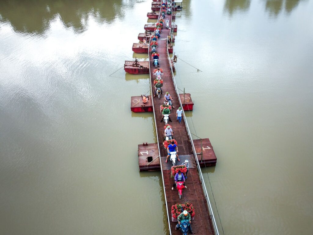 El laberinto intermodal del delta del Mekong: sampanes a motor, pasos fluviales y la frágil conectividad de un laberinto acuático
