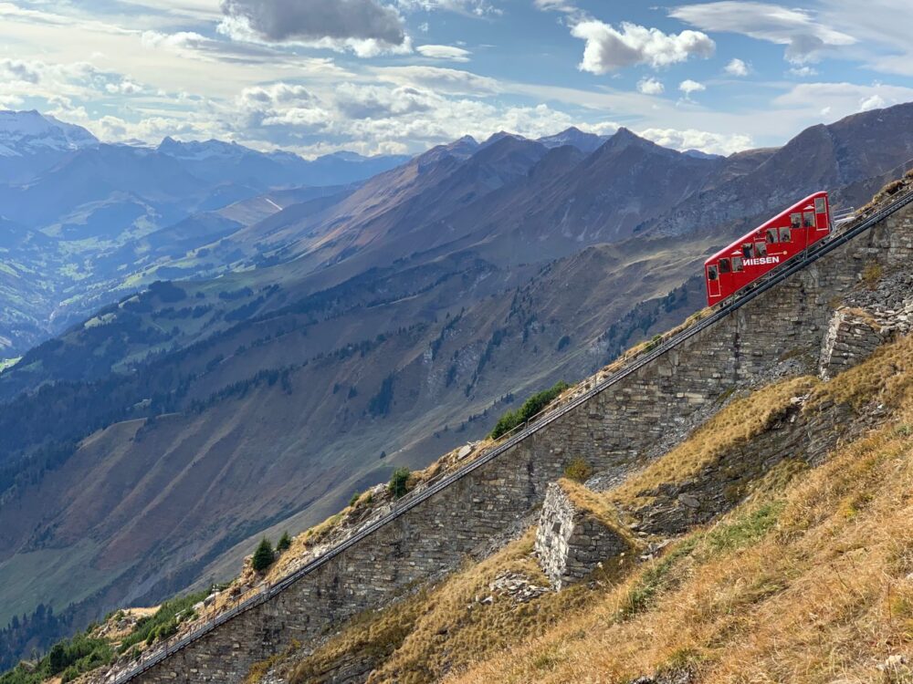 El latido de los trenes de cremallera del Oberland Bernés: Ingeniería vertical, adherencia alpina y la conectividad invisible de los picos suizos