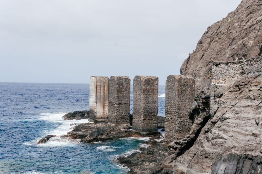 El laberinto intermodal del archipiélago de las islas de la Muerte: barcazas de marea, muelles de madera y la frágil conectividad de un santuario austral