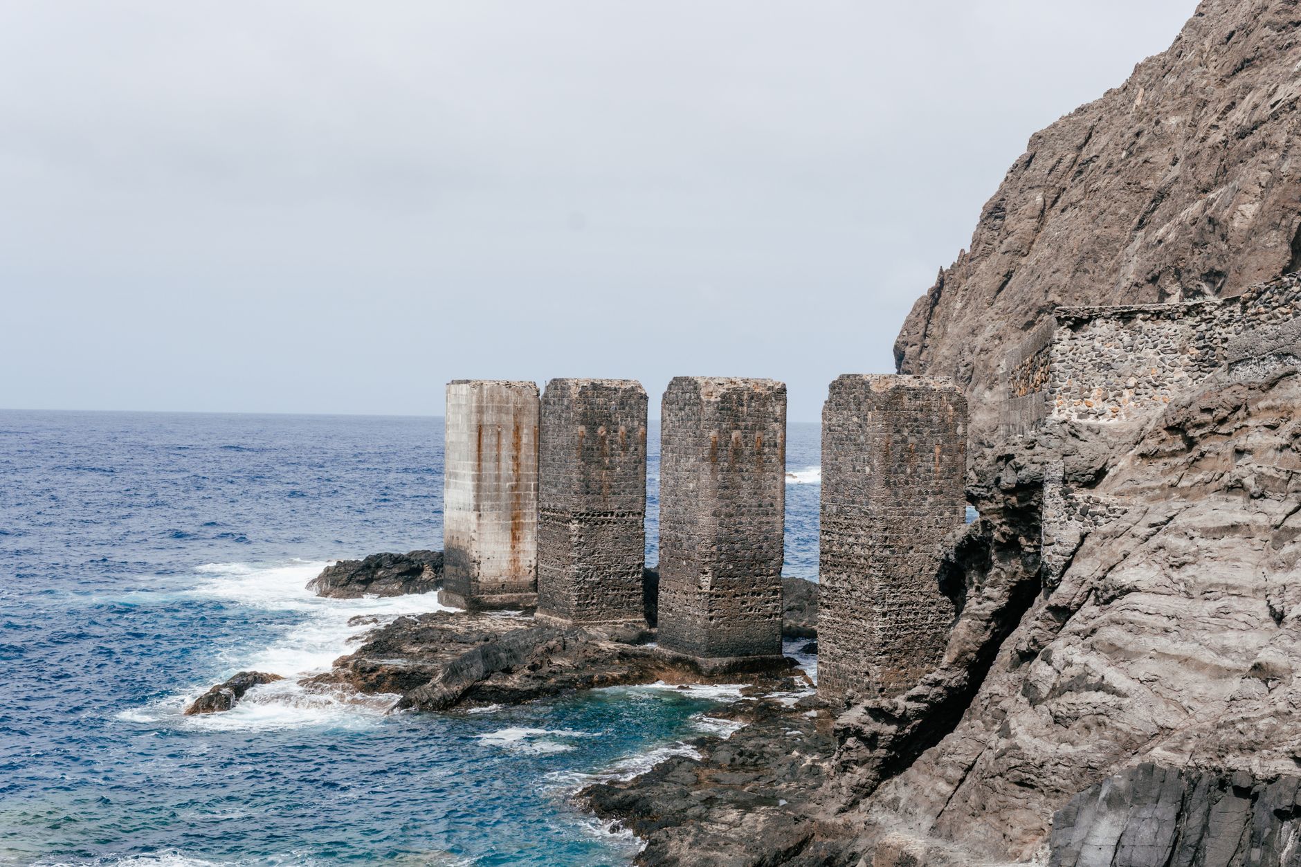 El laberinto intermodal del archipiélago de las islas de la Muerte: barcazas de marea, muelles de madera y la frágil conectividad de un santuario austral