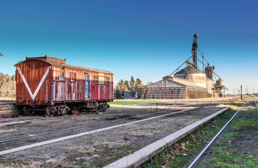 El Ferrocarril del Valle Central: Ingeniería de valles, logística andina y la conectividad ferroviaria histórica en Chile