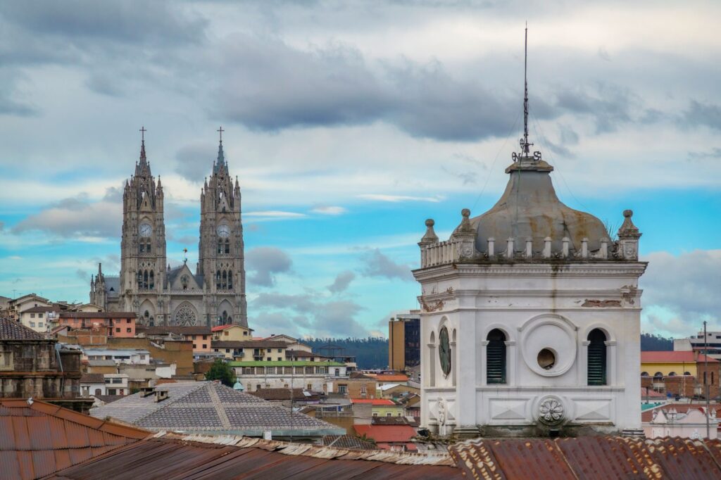 El Renacimiento de la Talla en Madera Policroma: Gubia, Pigmento y Memoria en los Alfares de Quito