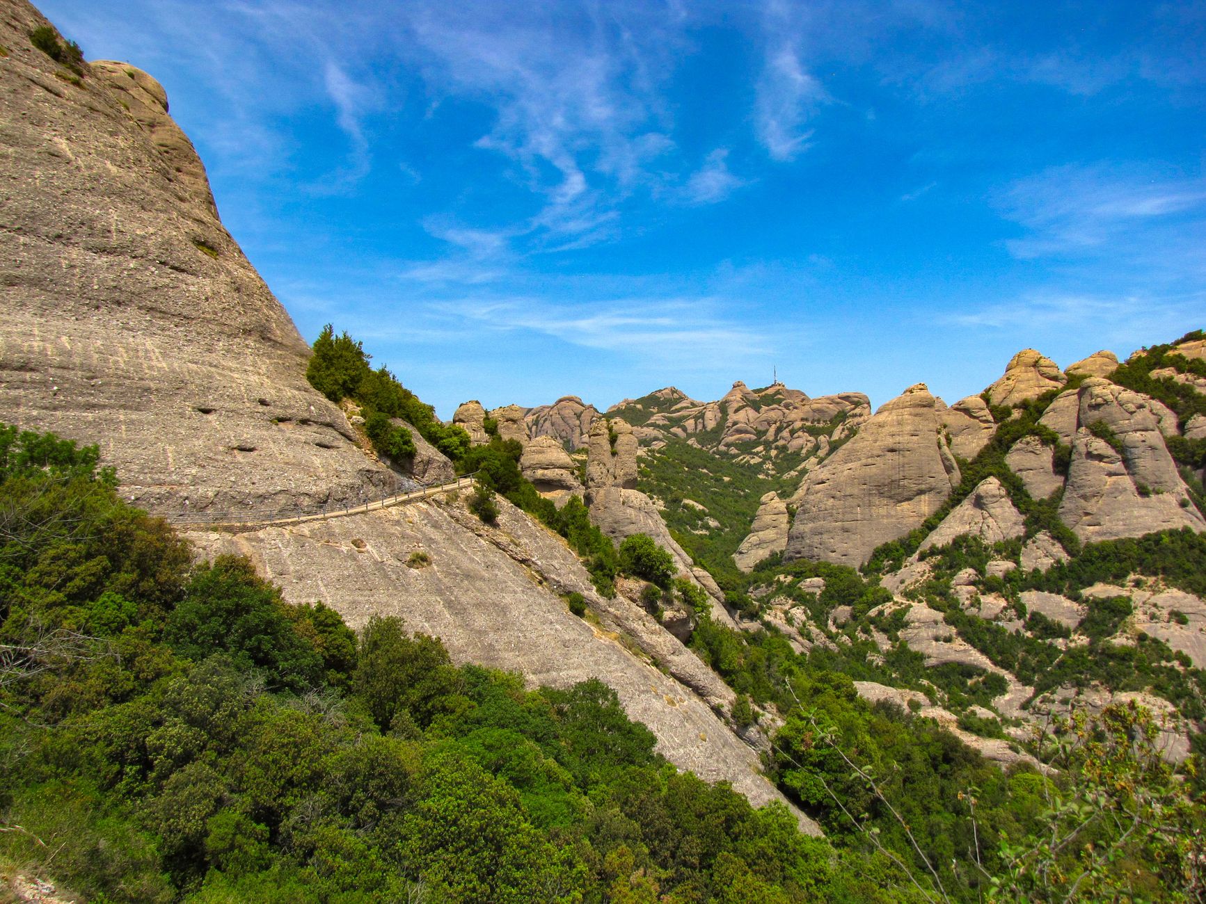 El latido del tren cremallera de Montserrat: ingeniería de montaña y peregrinaje vertical en Cataluña