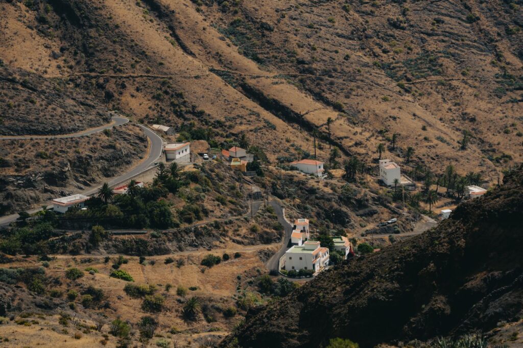 El laberinto de las laderas volcánicas: cómo los funiculares eléctricos y los senderos patrimoniales transforman el transporte en la isla de La Palma