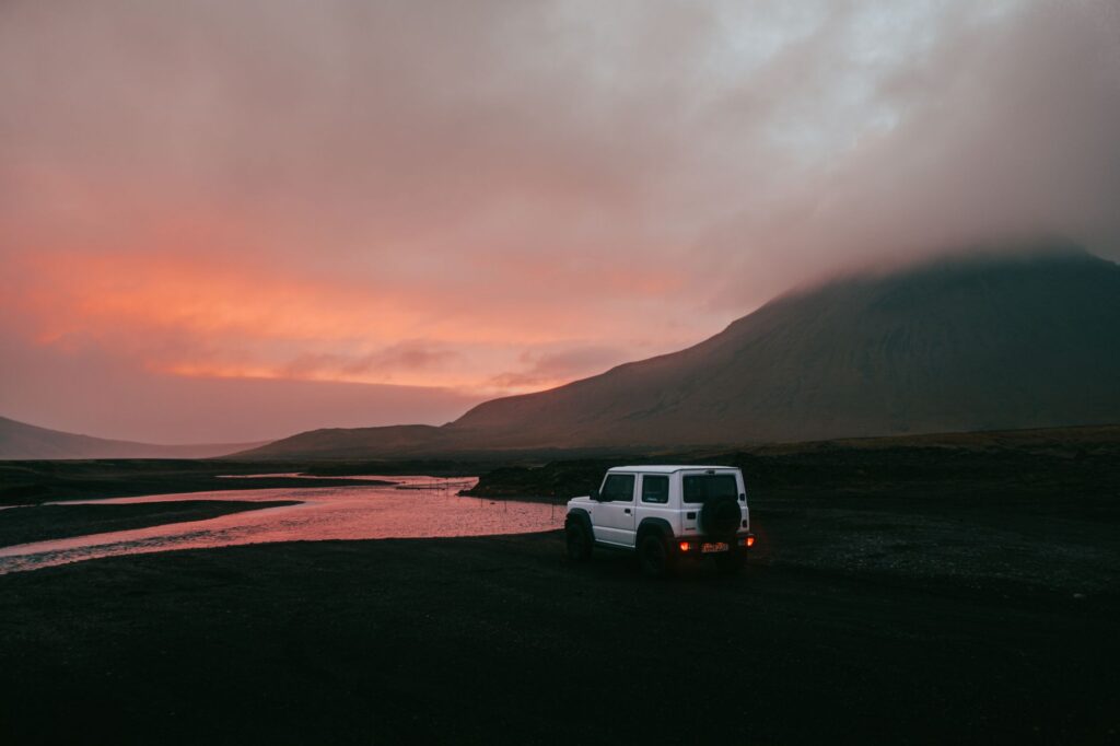 El laberinto ferroviario de las tierras altas de Islandia: locomotoras térmicas, desfiladeros de basalto y la frágil conectividad de la meseta interior