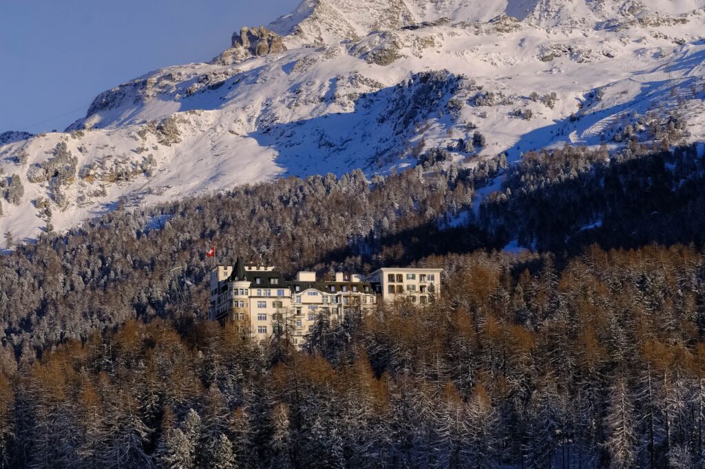 La ruta del Glacier Express: ingeniería alpina y lentitud sublime entre Zermatt y St. Moritz